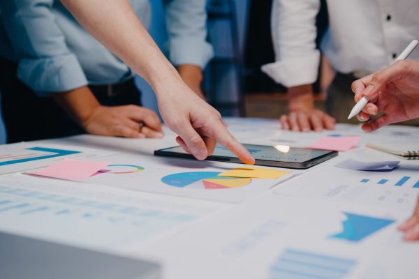 empresarios-empresarias-reunidos-intercambiar-ideas-scaled.jpg empresarios-empresarias-reunidos-intercambiar-ideas-scaled.jpg